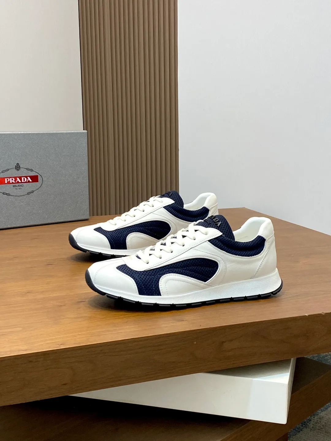 Men's shoes 💰740 Prada men's new lace-up sports and casual shoes. This upper is made of imported calfskin stitching. The tongue is P's classic bronzing lougou. The lining is made of calfskin for the feet. The outsole is made of non-slip sports exclusive rubber outsole with logo. It feels good on the foot. It is fashionable and fashionable. It has a standard sports version and looks very good on the foot! Comes with original box and dust bag! L leather shoe size: 39/40/41/42/43/44 original box packaging + dust bag
